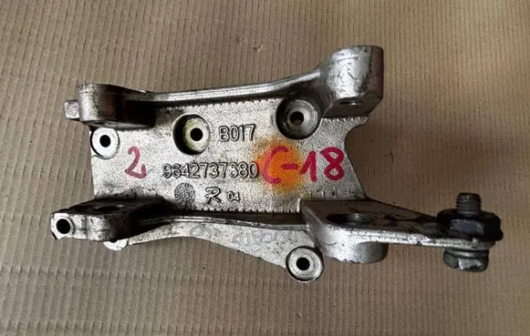 Alfa Romeo Giulietta Engine mounting bracket 9642737680 B017