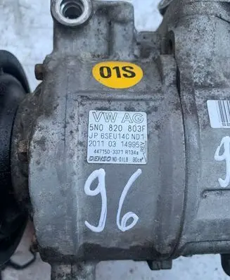 Volkswagen Golf VI Air conditioning (A/C) compressor (pump) 5N0820803F