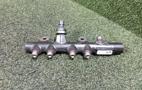 Renault Clio III Fuel main line pipe H8201157327 175215346R 132962192