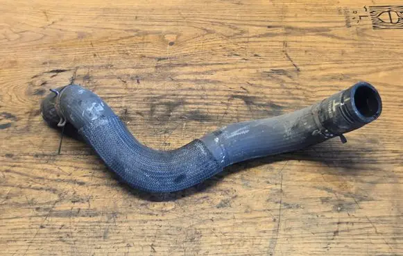 Engine coolant pipe/hose