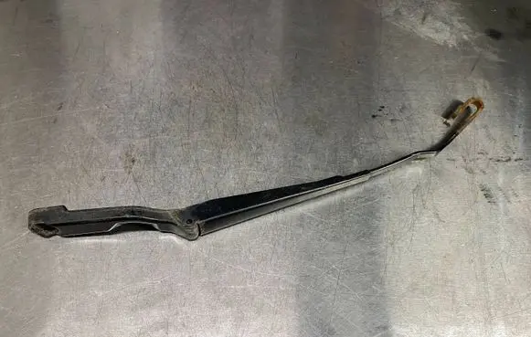 Volkswagen PASSAT B4 Front wiper blade arm 3A1955409