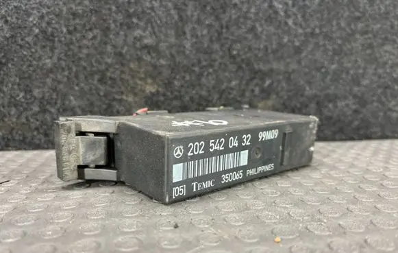 Mercedes-Benz C W202 Light module LCM 2025420432