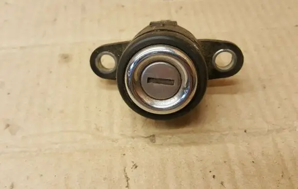 Volkswagen Golf I Tailgate exterior lock 