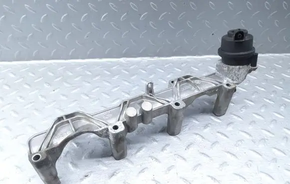 Audi A8 S8 D4 4H Fuel Injector clamp holder 079133340 091164159J