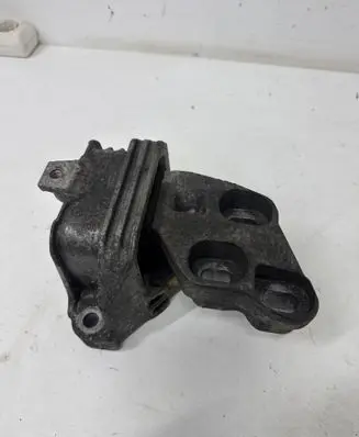 Mercedes-Benz A W176 Engine mount bracket A246240021