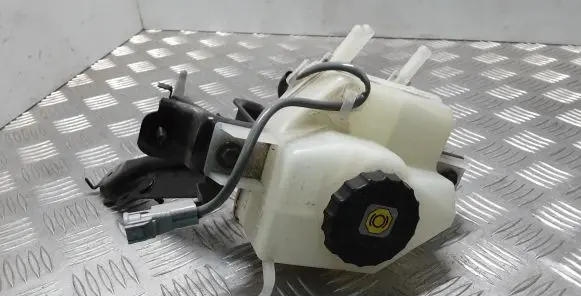 Lexus NX Brake fluid reservoir 