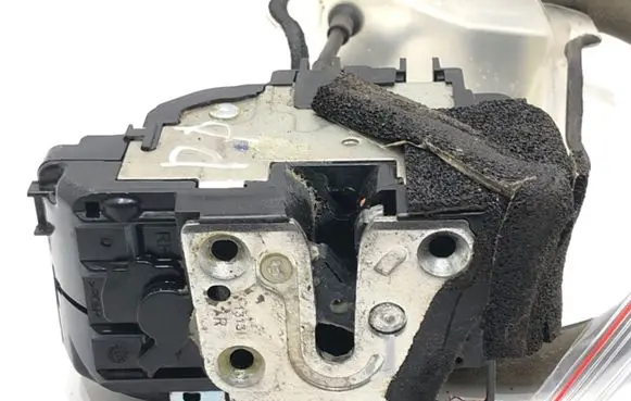 Infiniti Q70 Y51 Front door lock