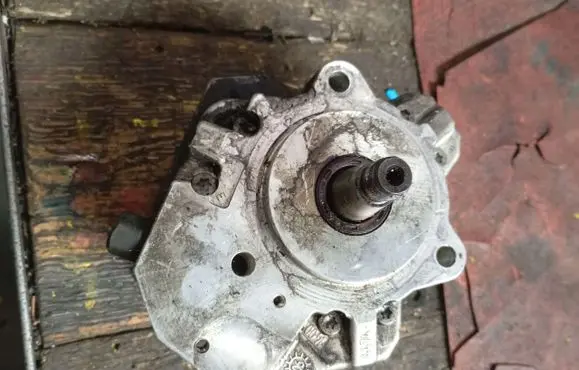 BMW 2 Active Tourer U06 Fuel injection high pressure pump 7798333 Q362ID0M