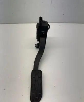 Accelerator throttle pedal