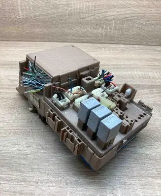 Toyota Corolla E120 E130 Fuse module 8264102040 MB2323008520