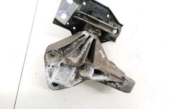 Nissan Qashqai Engine mount bracket