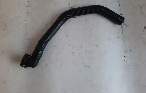 Volkswagen PASSAT CC Breather hose/pipe 1K0129637D