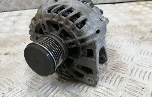 Renault Clio IV Generator/alternator 231001318R 2627732A 2115273104