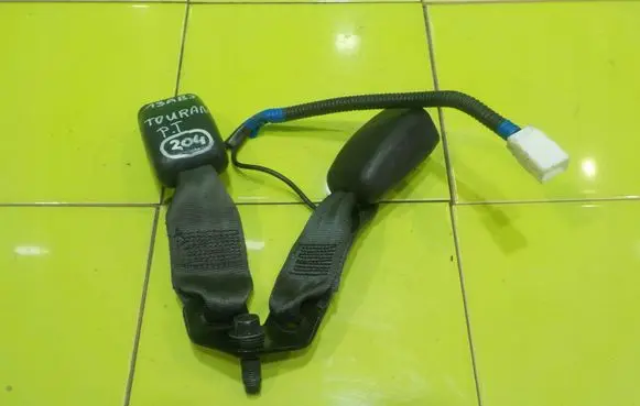 Volkswagen Touran II Front seatbelt 13AB3