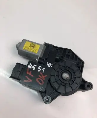 Nissan Pulsar Front door window regulator motor C21970100
