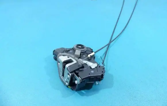 Suzuki Grand Vitara II Front door lock IMPRK923235