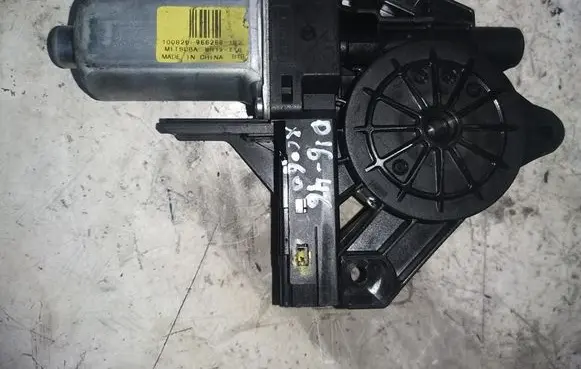 Volvo XC60 Front door window regulator motor 966268102