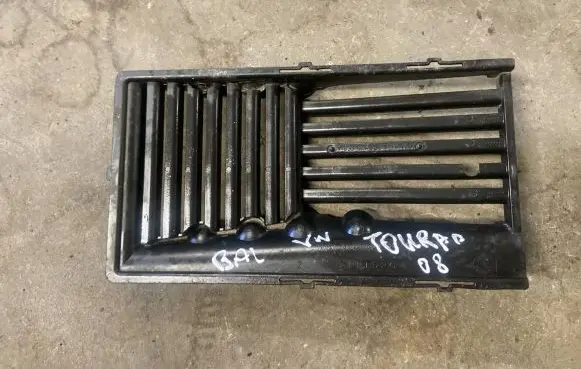 Volkswagen Touran I Air filter cleaner box bracket assembly 3C0129668A