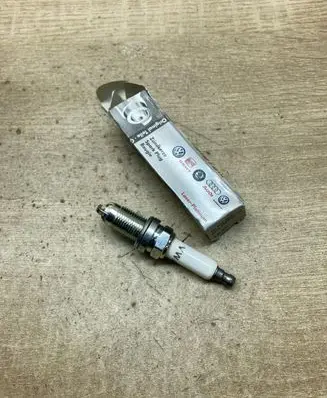 Audi A6 S6 C6 4F Spark plug 101905620