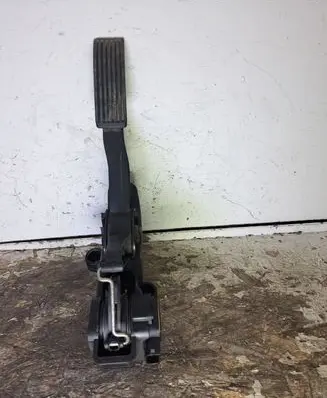 Mercedes-Benz A W169 Accelerator throttle pedal A1693000304 91736020