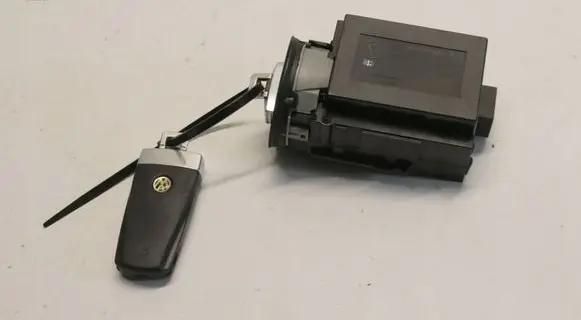 Volkswagen PASSAT B7 Ignition lock 3C0905843T