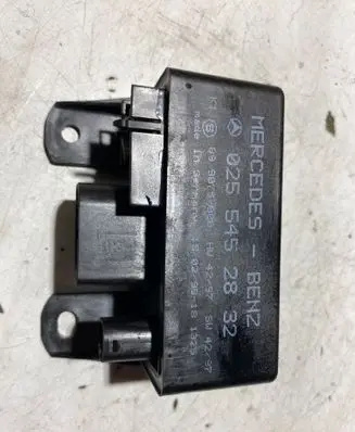 Mercedes-Benz A W168 Glow plug pre-heat relay 0255452832 899075000