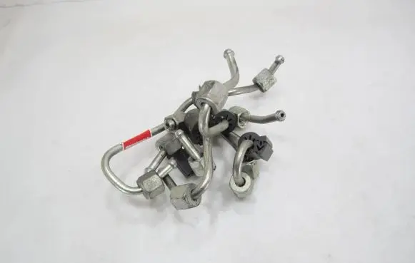 Volkswagen PASSAT B7 Fuel injector supply line/pipe 