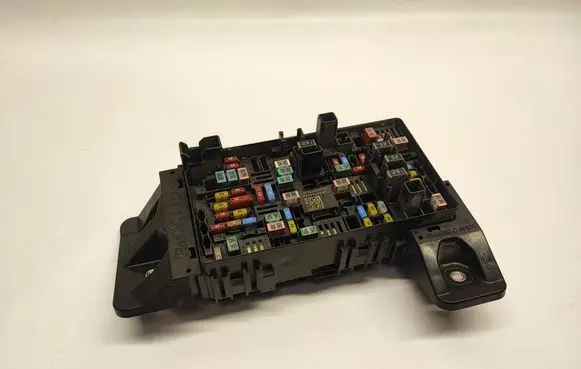 Dodge RAM 1500 DS Fuse module 68467640AA P68467640AA