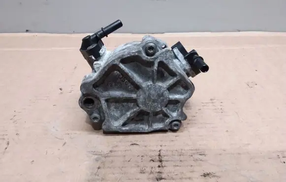 Citroen C4 II Vacuum pump 9684786780