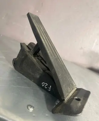 Accelerator throttle pedal