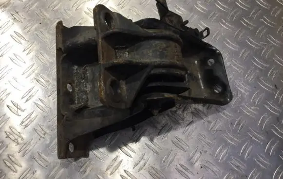 Engine mount bracket