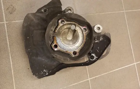 BMW 5 E39 Front wheel hub spindle knuckle
