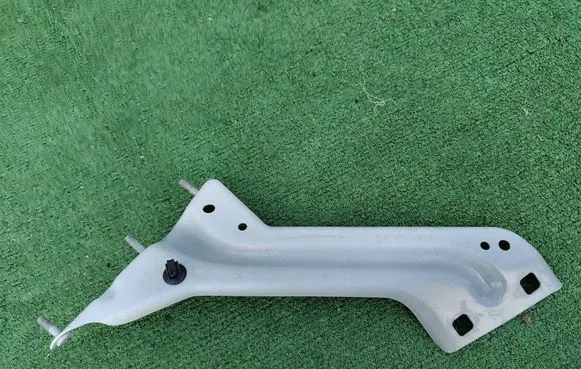 Audi Q5 SQ5 8R Fender mounting bracket 8R0821135