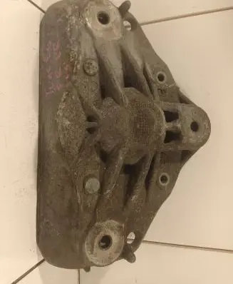 Volkswagen Touareg I Lower shock absorber bracket 