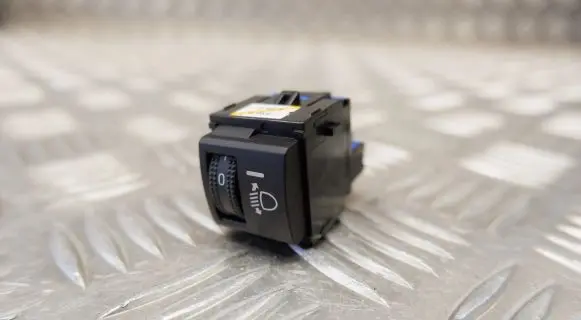 Toyota Highlander XU70 Headlight level height control switch 841520E050