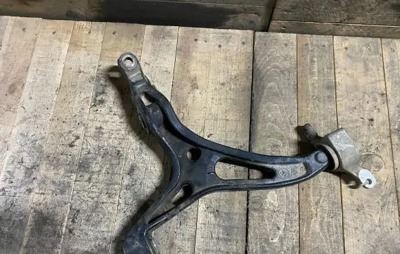 Mercedes-Benz R W251 Front lower control arm/wishbone 060009106
