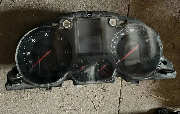 Volkswagen PASSAT B6 Speedometer (instrument cluster) 3C0920960H V0014000