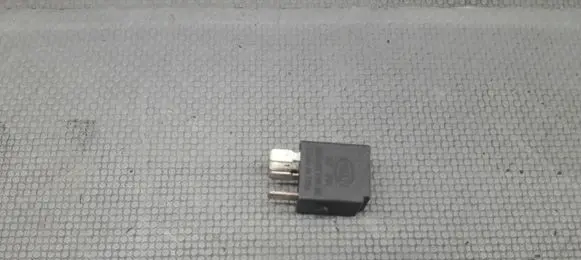 Mercedes-Benz ML W164 Fuel pump relay 0025421119