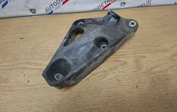Engine mounting bracket