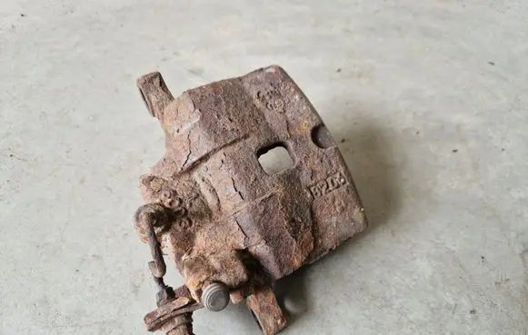 Mitsubishi L200 Front brake caliper