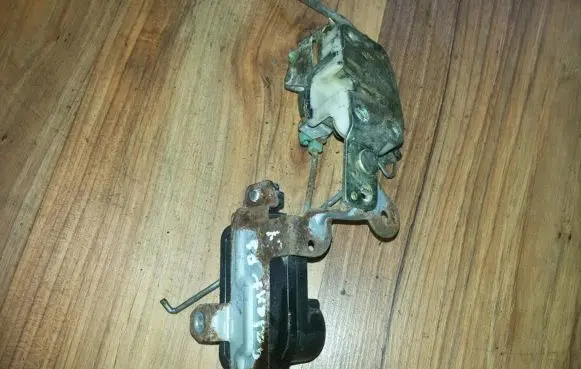 Mitsubishi Galant Front door lock 1528005670