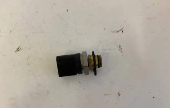 Audi A4 S4 B8 8K Fuel pressure sensor 06H906051J