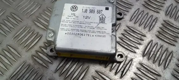 Volkswagen PASSAT B5 Airbag control unit/module 1j0909607 5wk4199