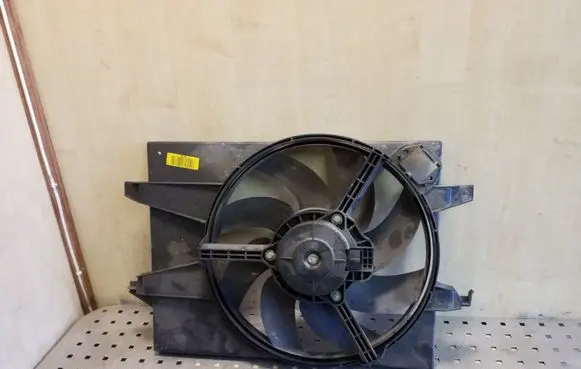 Ford Fusion Radiator cooling fan shroud 8240368