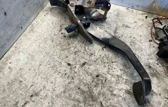 Honda FR-V Brake pedal