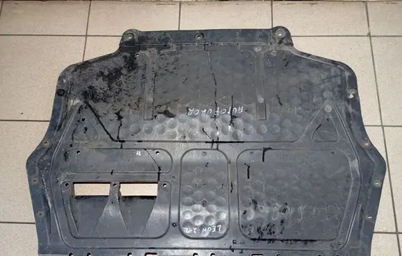 Seat Leon (1P) Engine splash shield/under tray 1K0825237