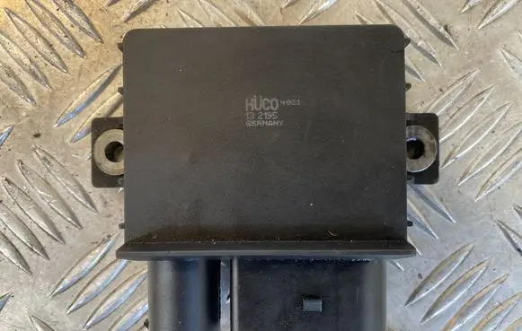 Mercedes-Benz E W211 Glow plug pre-heat relay 132195 HUC04921
