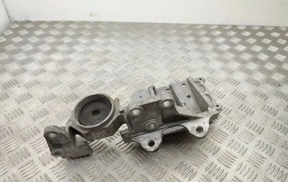 Nissan Qashqai Engine mounting bracket