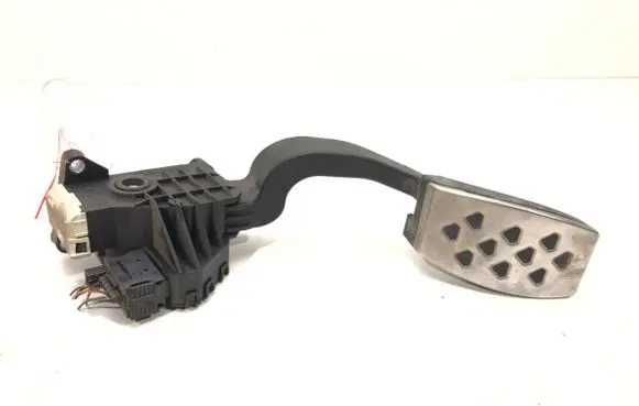 Accelerator throttle pedal