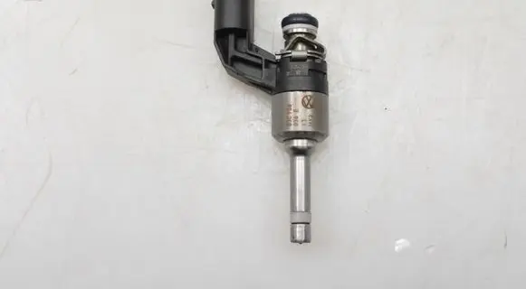 Volkswagen Golf VI Fuel injector 03C906036E